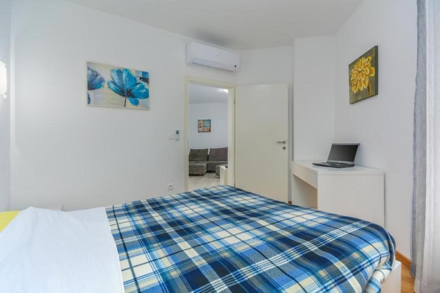 Lux Hotel Novigrad Istria Exterior foto